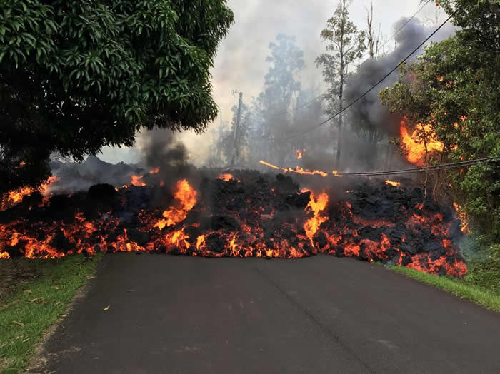 基劳厄亚火山爆发之后，熔岩流过夏威夷大岛上的马卡梅伊街上。夏威夷州长已经宣布火山附近区域进入紧急状态。 PHOTOGRAPH BY U.S. GEOLOGICA