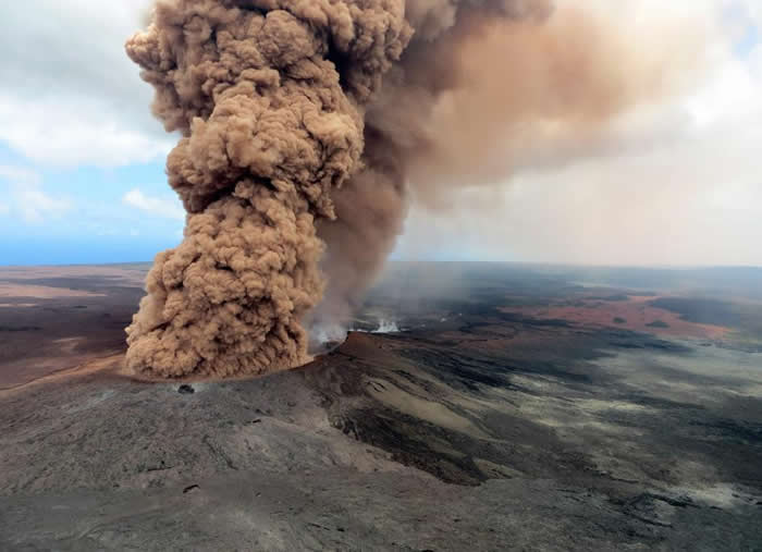 一柱厚实的红棕色火山灰云在地震后上升到空中。靠近夏威夷帕霍亚（Pahoa）乐兰尼区的基劳厄亚火山位在2018年5月3日爆发。 PHOTOGRAPH BY U.S