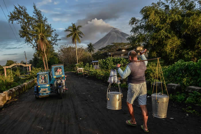 菲律宾东部全国最活跃的马荣火山在2018年1月25日的一次轻微喷发之后，住在阿贝省达拉卡的居民日常生活不变。 PHOTOGRAPH BY EZRA ACAYA,