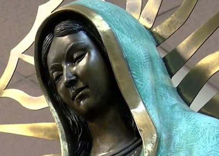圣母像疑似流泪。