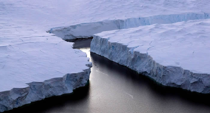 《Geophysical Research Letters》：南极发现三座掩藏在冰雪之下的深谷