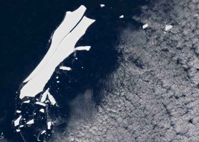B-15冰山已分离出多个巨型冰块。