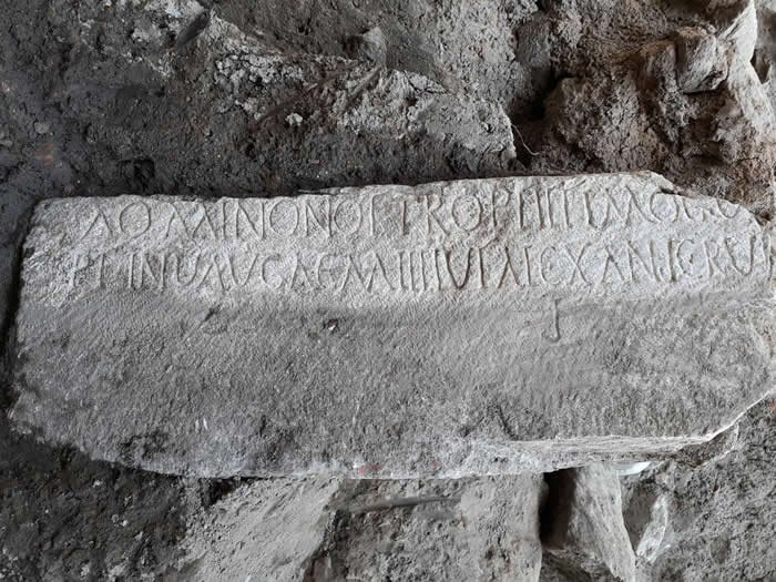大理石上以希腊文与拉丁文刻着纪念罗马指挥官戴克里先（Diocletian）的碑文。腓力普波利斯（Philippopolis）曾经一度落入罗马帝国的掌握之中。 P