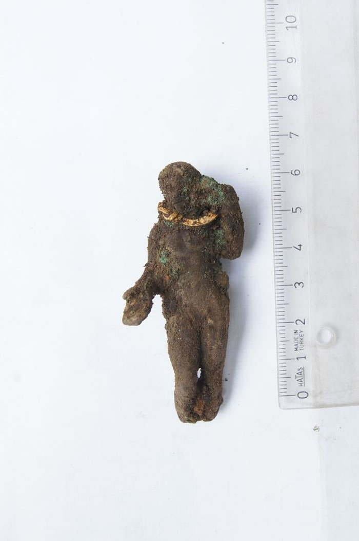两具成人骨骸之中，有一具辨识得出是女性。另一具则被埋在这尊罗马神祇维纳斯的青铜小雕像旁。 PHOTOGRAPH COURTESY ELENA BOZHINOVA