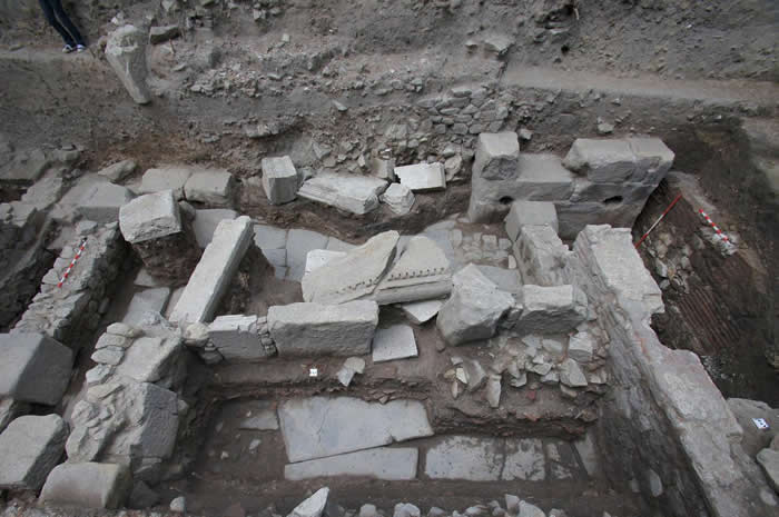 这三具骨骸出土于罗马时代的市街废墟中。照片右方躺着一座1世纪建造的拱门遗存。 PHOTOGRAPH COURTESY ELENA BOZHINOVA, PLOV