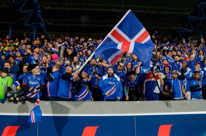 冰岛国家队在家乡雷克雅维克以2-0打败科索沃之后，成为2018年世界杯足球赛里最小的参赛国。 PHOTOGRAPH BY HARALDUR GUDJONSSON