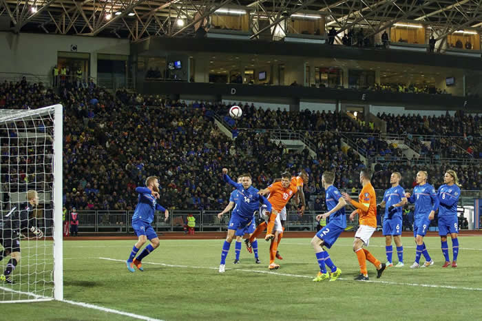冰岛在2016年欧洲国家杯资格赛与荷兰一较高下，地点为雷克雅维克的劳加德体育场。许多波兰人爱上冰岛队是因为这支队伍展露出决心、毅力与勇气。 PHOTOGRAPH