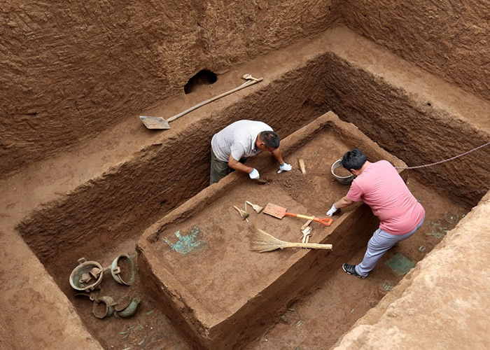 目前已进行清理和挖掘的21座长方形竖穴土坑墓葬中，20座发现有椁有棺。