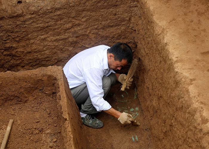 工作人员十分小心地在古墓群进行挖掘。