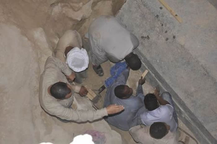 埃及科学家在亚历山大港神秘黑色石棺中发现三具受到破坏的木乃伊