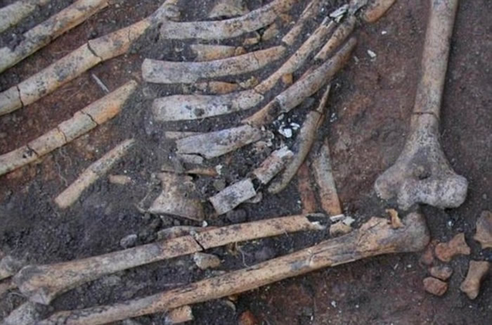 专家相信，古人是在尸体完全腐烂后，才点燃柏油在骸骨上雕刻。