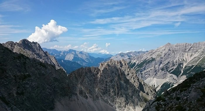 三名登山者在攀登奥地利蒂罗尔州阿尔卑斯山顶峰时不幸坠亡