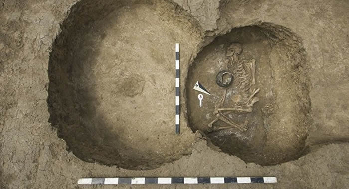 俄罗斯考古学家在罗斯托夫州阿克赛镇发现一座公元前四千年墓葬