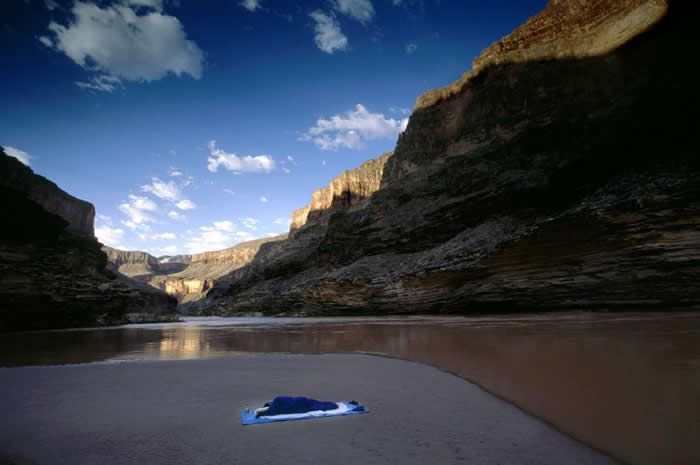 一位孤身睡觉的人，睡在大峡谷科罗拉多河的河口沙洲上。 PHOTOGRAPH BY DAWN KISH, NATIONAL GEOGRAPHIC CREATIVE