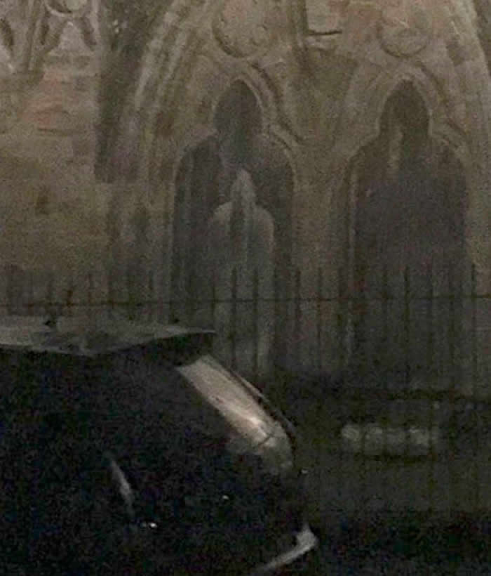 英国少女到威尔士的廷特恩修道院拍照探险 观看照片惊见窗口站着“巨大白衣修道士”