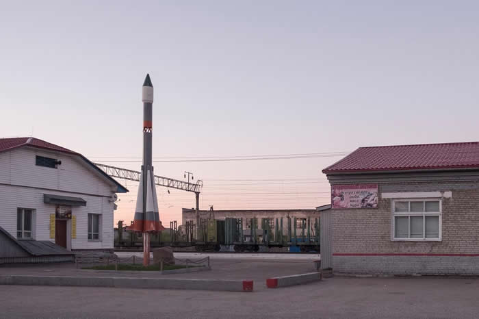 一艘迷你火箭，在普列谢茨克火车站附近伫立守护着。这是距离同名太空发射基地约4公里的小镇。 PHOTOGRAPH BY RAFFAELE PETRALLA