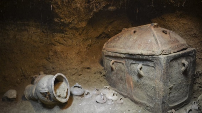 希腊克里特岛发现三千多年前的古墓