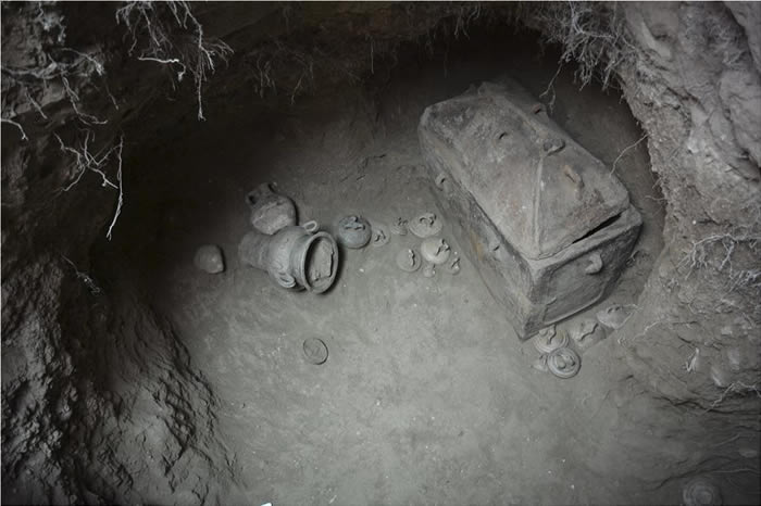 希腊克里特岛发现三千多年前的古墓