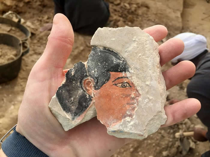 2017年12月，团队在发掘英特夫古墓的建筑体时发现这块色彩明亮的人脸彩绘。此处出现其他与英特夫墓相似，切割石块建成的建物，代表遗址南侧区域葬有许多古代社会的菁