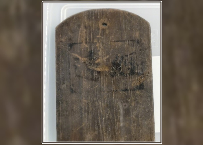 考古人员发现一块清晰书有“经远”2字的木牌。