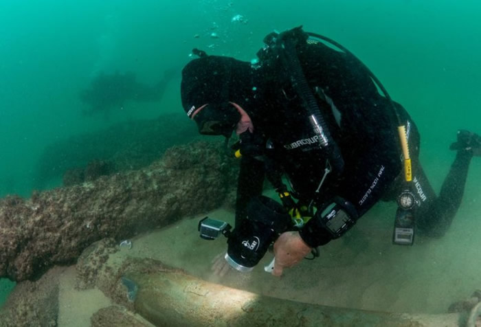 考古人员检视沉船上的遗物。