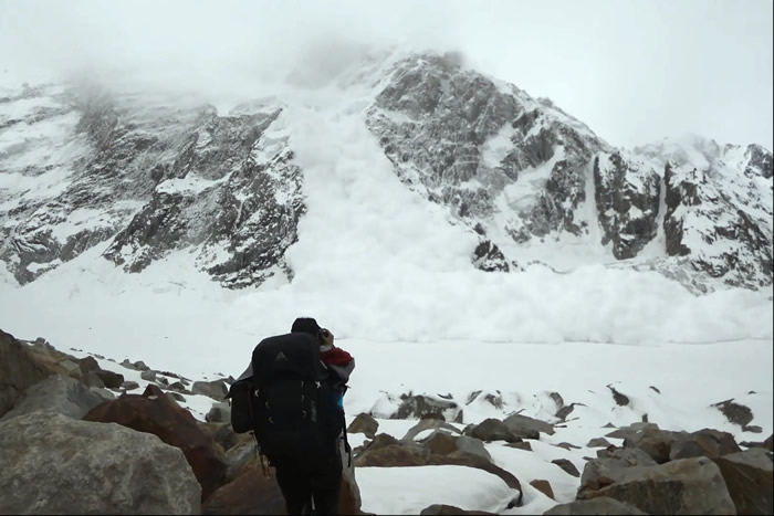 巴基斯坦登山探险队攀爬位于喀喇昆仑山脉海拔6943公尺的库克萨尔峰途中遇到大雪崩