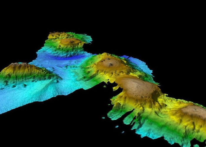 科学家将整个海底山群的形态描绘出来。