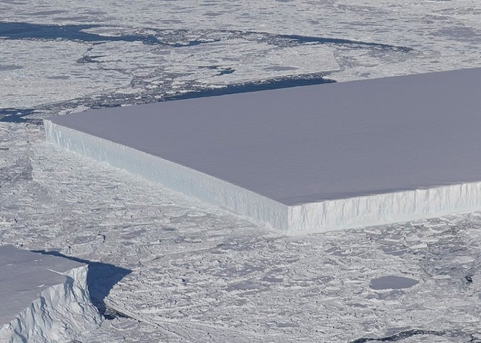 南极拉森-C冰架脱落的A-68冰山再裂出罕见“四方冰山”