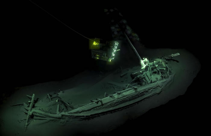 无人水下遥控载具捕捉到静躺在黑海1.9公里深处、一艘有2400年历史的商船影像。 PHOTOGRAPH BY AFP PHOTO/BLACK SEA MAP E