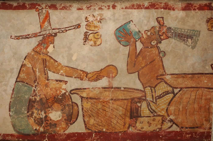 这些来自马雅古都卡拉克穆尔（Calakmul）的壁画，描绘了可可豆的制作和饮用方式。 PHOTOGRAPH BY KENNETH GARRET, NAT GEO