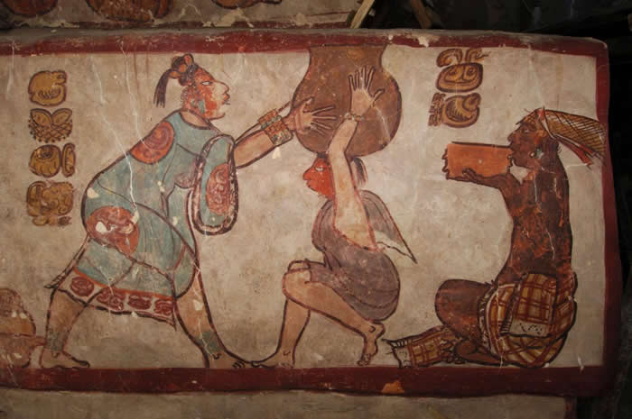 这些来自马雅古都卡拉克穆尔（Calakmul）的壁画，描绘了可可豆的制作和饮用方式。 PHOTOGRAPH BY KENNETH GARRET, NAT GEO