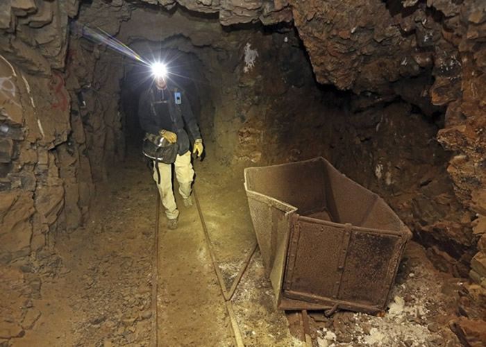 美国西部有数之不尽的矿坑遗址。