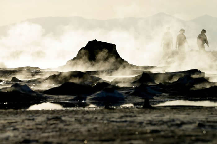 2015年，蒸气从加州沙尔顿湖岸附近的地热泥温泉里升起。 PHOTOGRAPH BY GREGORY BULL, AP