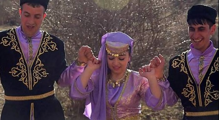 阿塞拜疆传统团体舞蹈Yalli的排列形式多变。