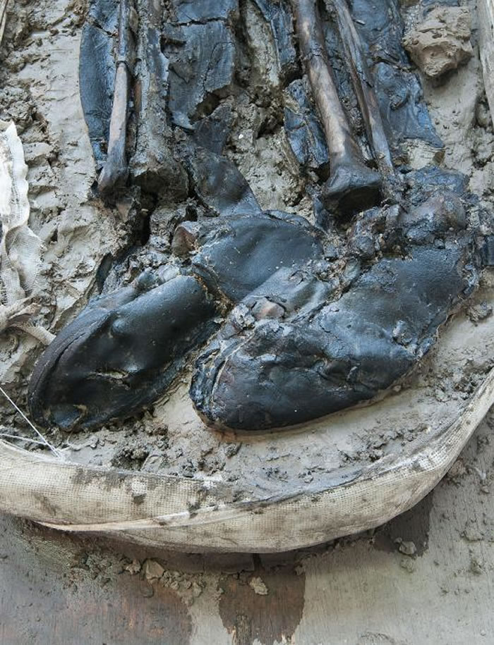 专家为该男子的皮靴定年，结果落在15世纪晚期或16世纪早期。 COURTESY OF MOLA HEADLAND INFRASTRUCTURE