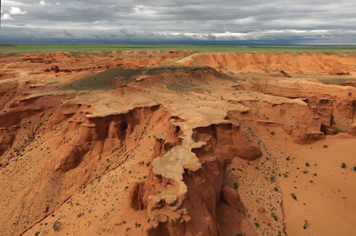 这张空照图就是戈壁沙漠（Gobi Desert）的巴彦札格（Bayanzag），又称烈火危崖（Flaming Cliffs）。 罗伊． 查普曼． 安德鲁斯（Ro