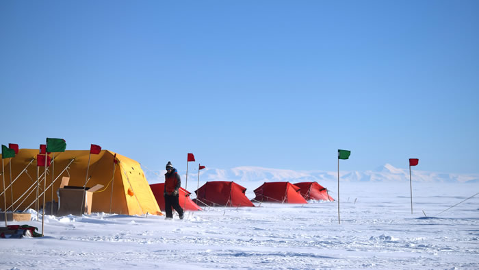 历史上第二次：科学家成功抵达南极冰层一千米下的“默瑟湖”