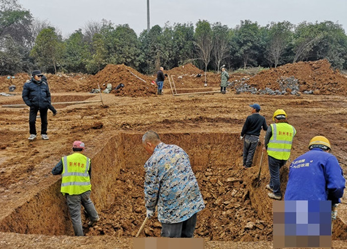 考古队成员在墓葬小心挖掘。