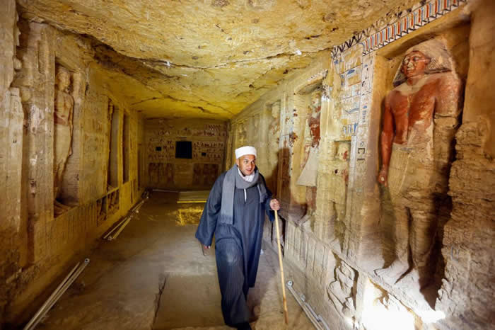 一支由穆斯塔法． 阿布多（Mustafa Abdo）担任领班的埃及团队挖出了这座精心装饰的祭司古墓。 PHOTOGRAPH BY AMR NABIL, AP