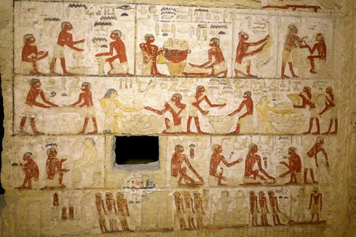 古墓墙面上的彩绘浮雕包括这些描绘亡者在世时，手下工人们执行各种日常任务的场景。 COURTESY EGYPTIAN MINISTRY OF ANTIQUITIE