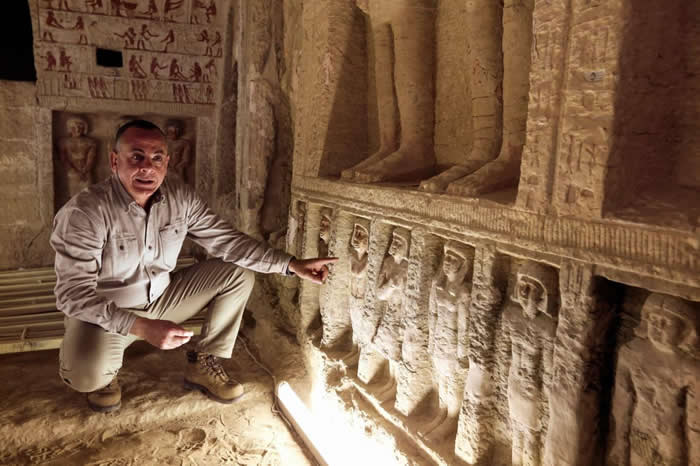 埃及最高文物理事会（Supreme Council of Antiquities）秘书长穆斯塔法． 瓦齐里（Mostafa Waziri）正在展示墙角壁龛中较小