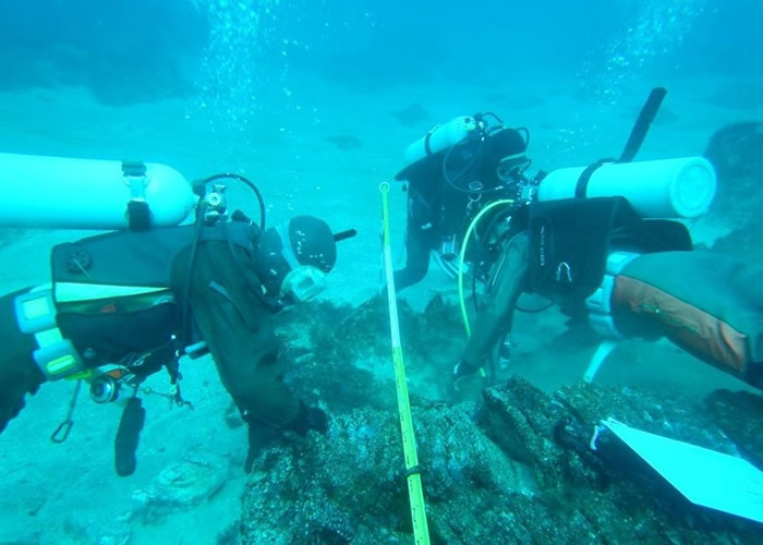 潜水员在水下考古。