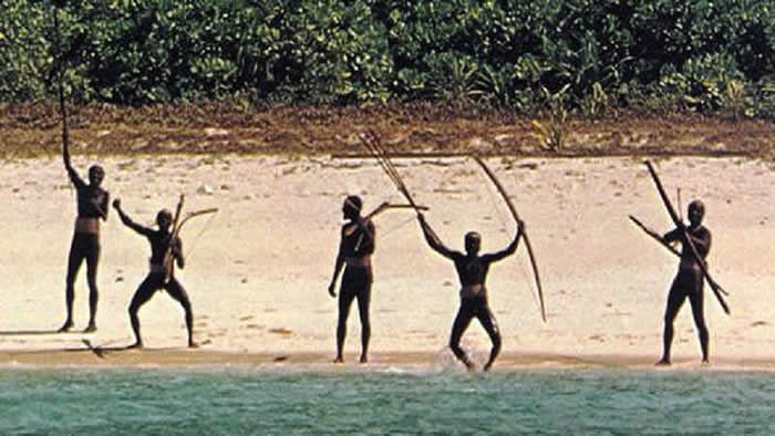印度洋上印度联邦属地北哨兵岛土着桑提内尔人与世隔绝，至今仍过着旧石器时代的渔猎採集生活。