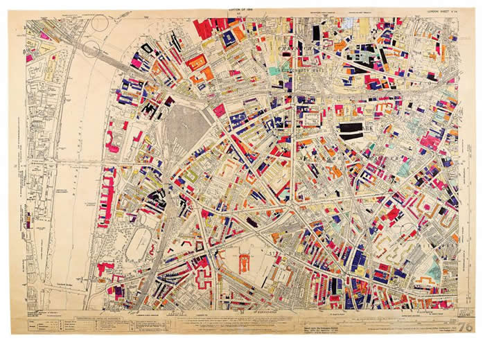 二次世界大战时，伦敦的滑铁卢（Waterloo）与象堡（Elephant and Castle）一带被德军轰炸得很惨，一如这张地图所示。 工作人员在损害报告进来