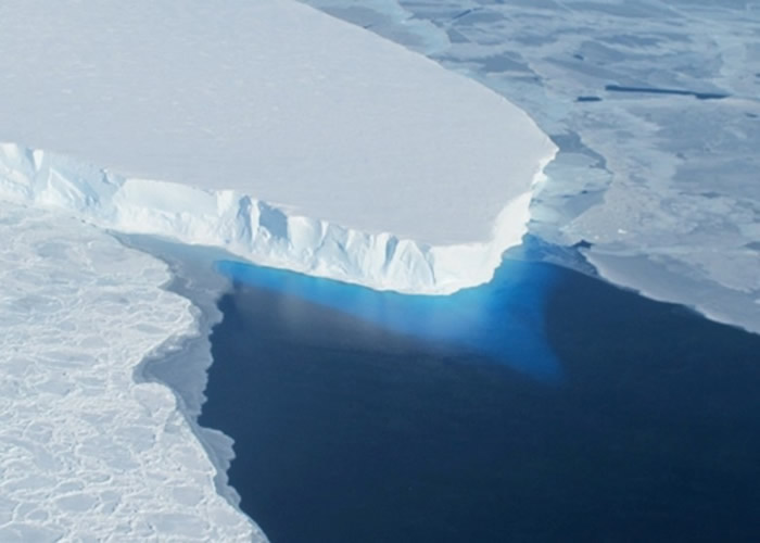 南极洲西海岸的思韦茨冰川水平面出现巨大洞穴 或将加速冰川融化