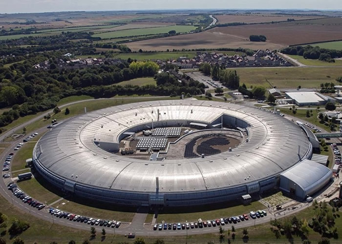 研究在英国钻石光源中心的同步加速设施进行。