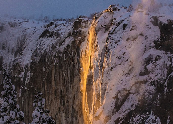 美国加州优胜美地国家公园惊现壮观“火瀑” 如熔岩倾泻而下