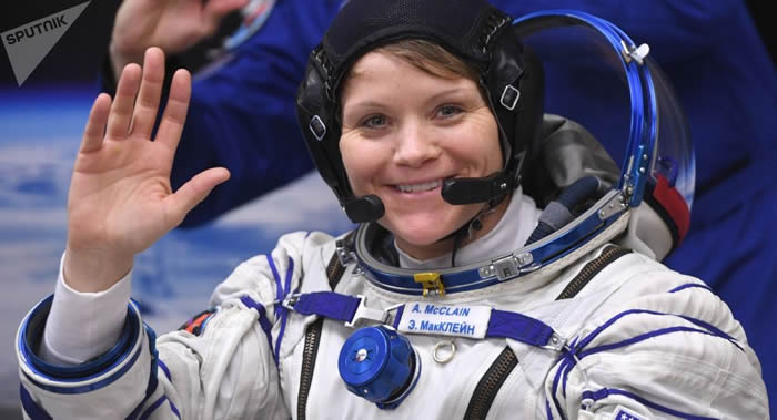 美国女宇航员安妮•麦克莱恩在国际空间站逗留期间长高5厘米