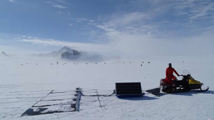 英国考察队用军用探雷器在南极发现36颗铁陨石