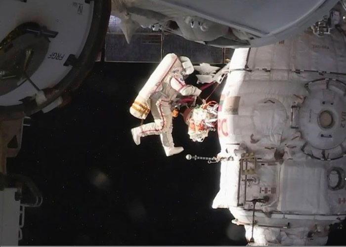 宇航员在宇宙空间漫步，为空间站进行维修。